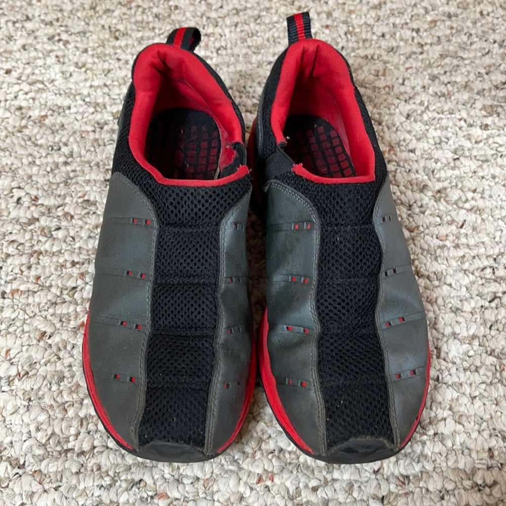 Reebok women’s size 5 slip on sneakers